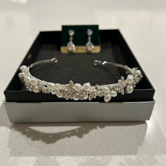 Elegant Pearl and Crystal Tiara with Earrings main image 4